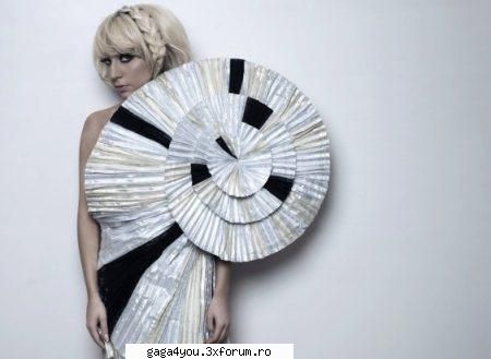 GaGa despre...Lady GaGa - Ysl -GaGa cheltuie o avere pentru gentile ei de - Lady Gaga